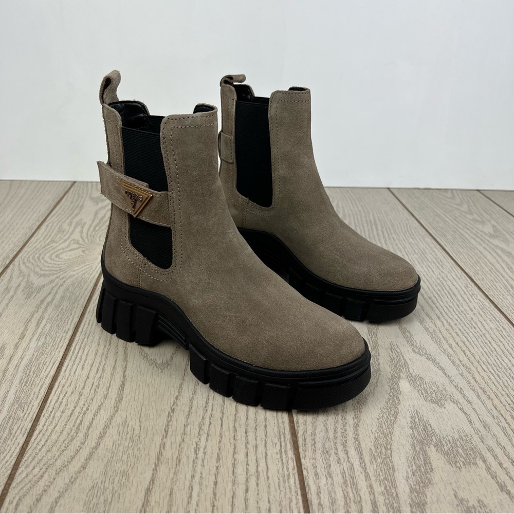 GUESS Women's Hensly Lug Sole Side Gore Chelsea Booties 6.5M Light Brown $99